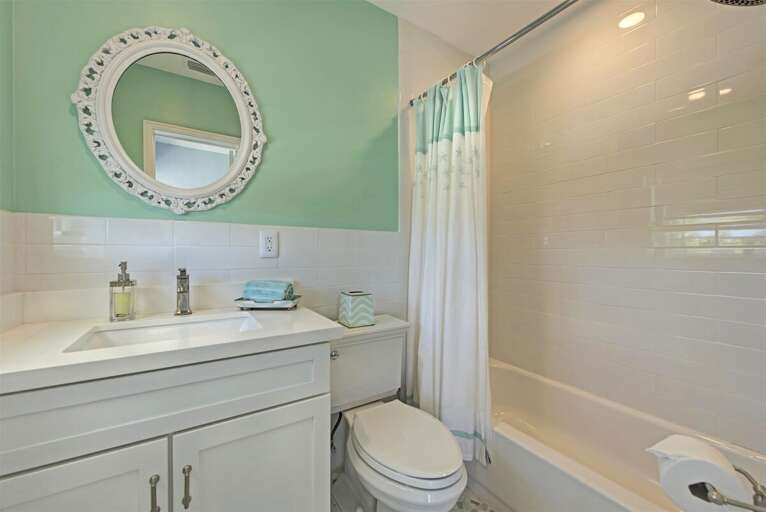 2nd level hallway full bathroom