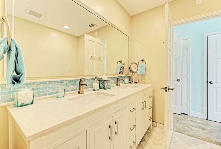 2nd level master bathroom