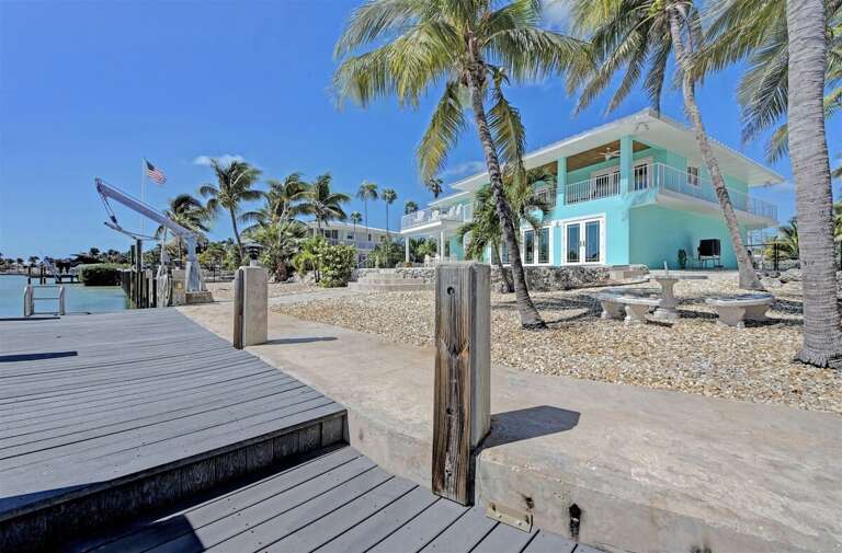 Quiet picnic area to watch for manatees