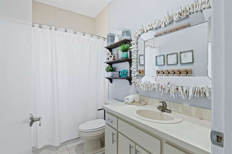 Upstairs hallway bathroom with shower/tub combo