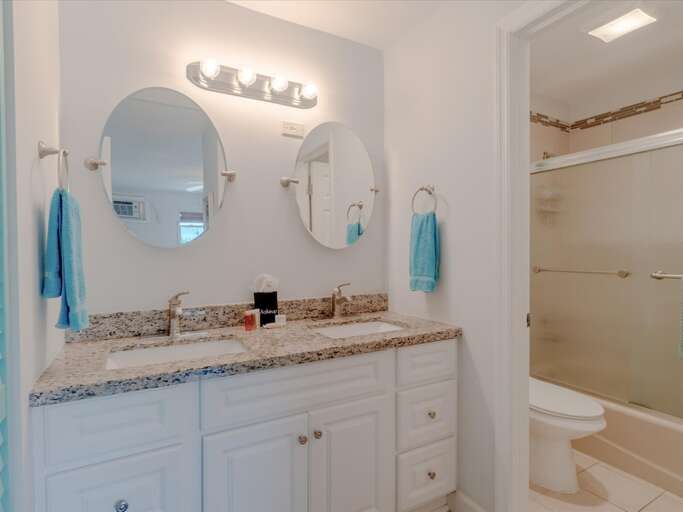 Full bathroom ensuite to the master suite on the 1st level. Full bathroom ensuite to the master suite on the 1st level.