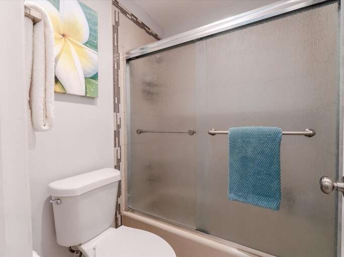 Full bathroom ensuite to the master suite on the 1st level. Full bathroom ensuite to the master suite on the 1st level.