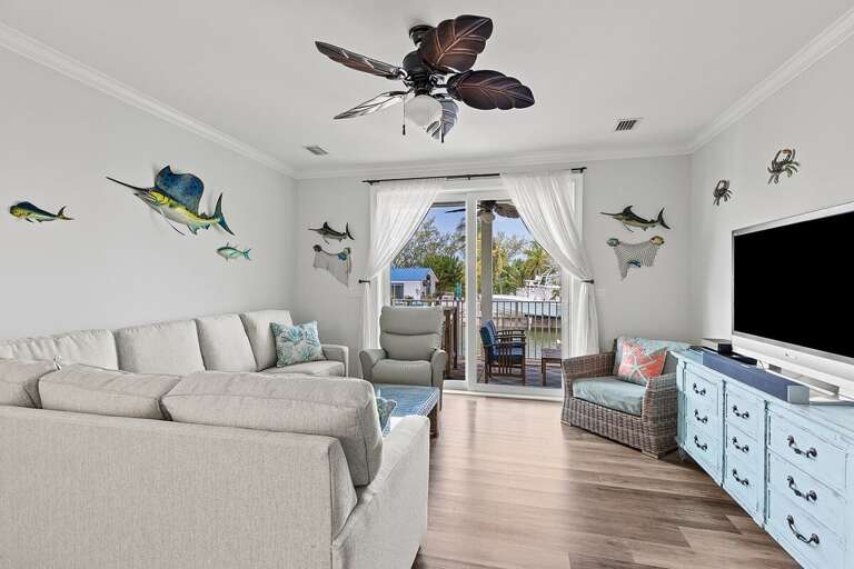 Living room with a flat screen TV.