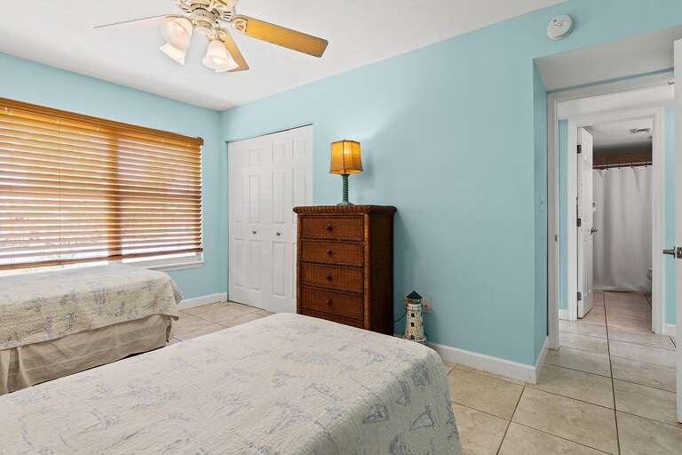 1st level bedroom with 2 Twins