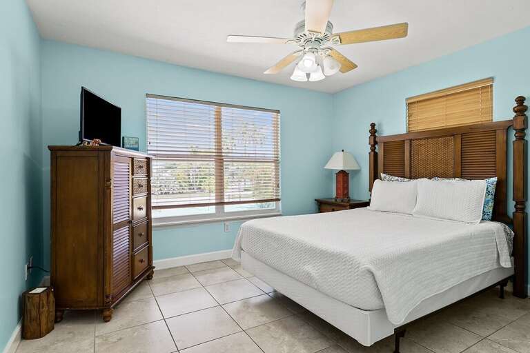 1st level Queen bedroom