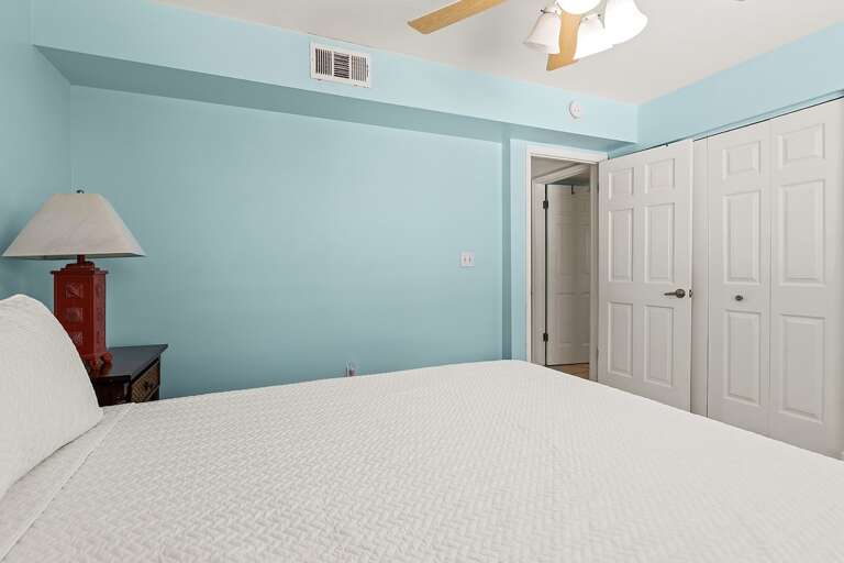 1st level Queen bedroom