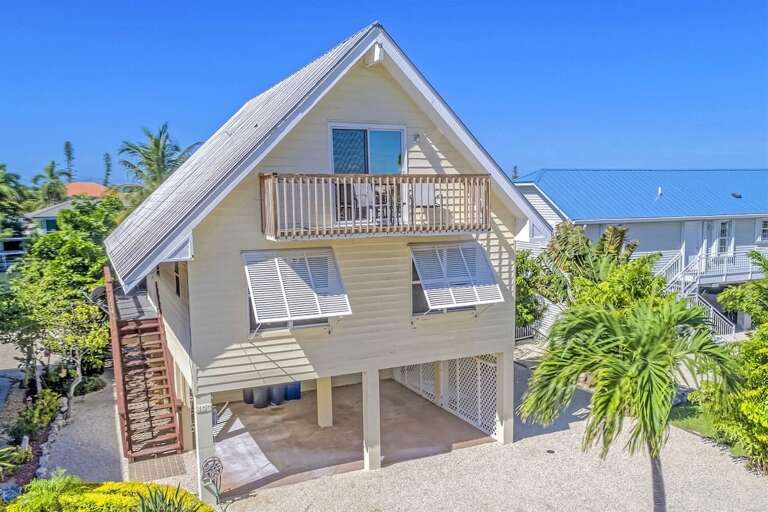 Single family stilted home, plenty of privacy & walking distance to Sombrero Beach
