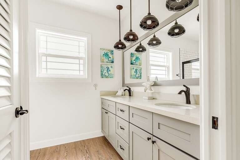 Master full bathroom.