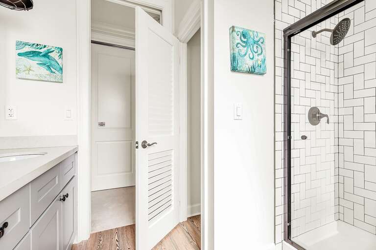 Master full bathroom.