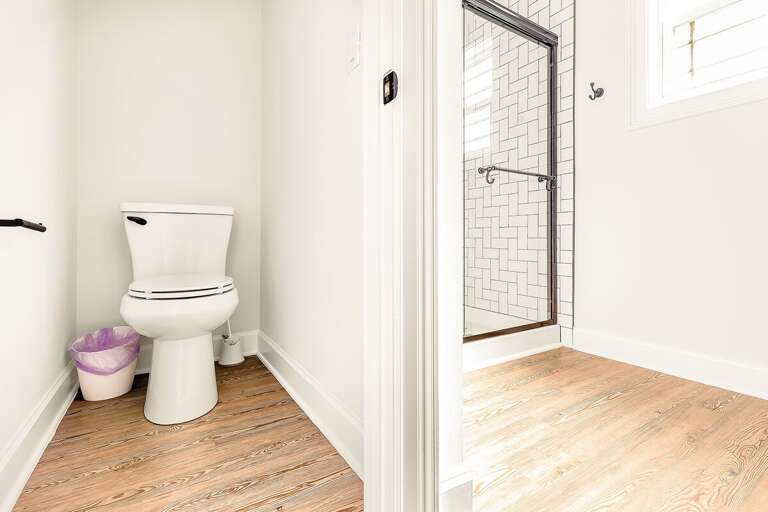 Master full bathroom.