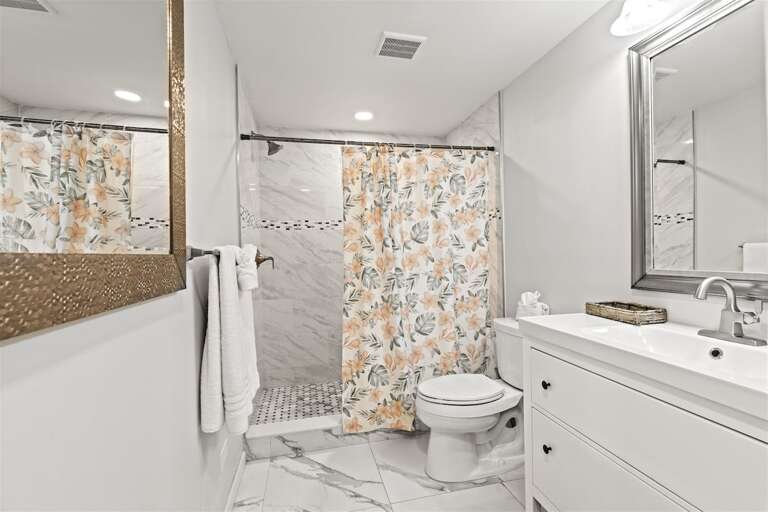 Hall full bathroom 2.