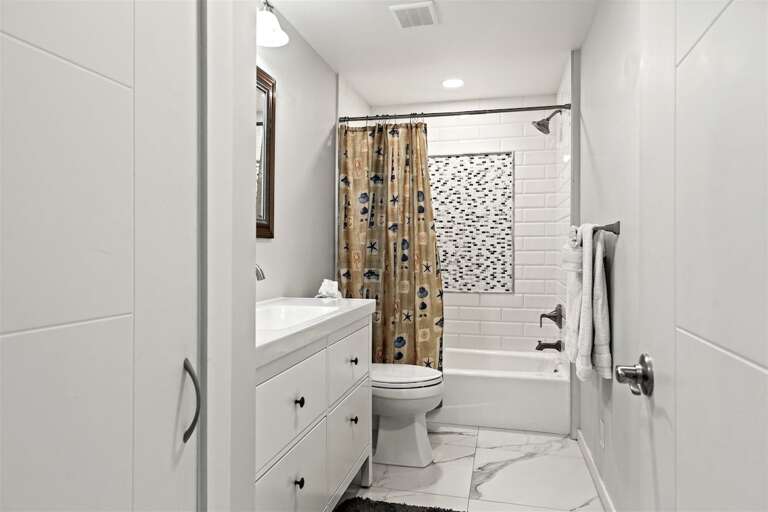 Hall full bathroom 3.