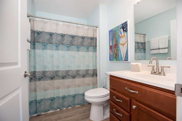 Your fullbathroom en-suite to the master bedroom.