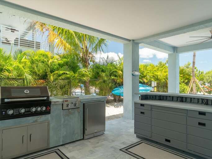 Outdoor kitchen & bar.