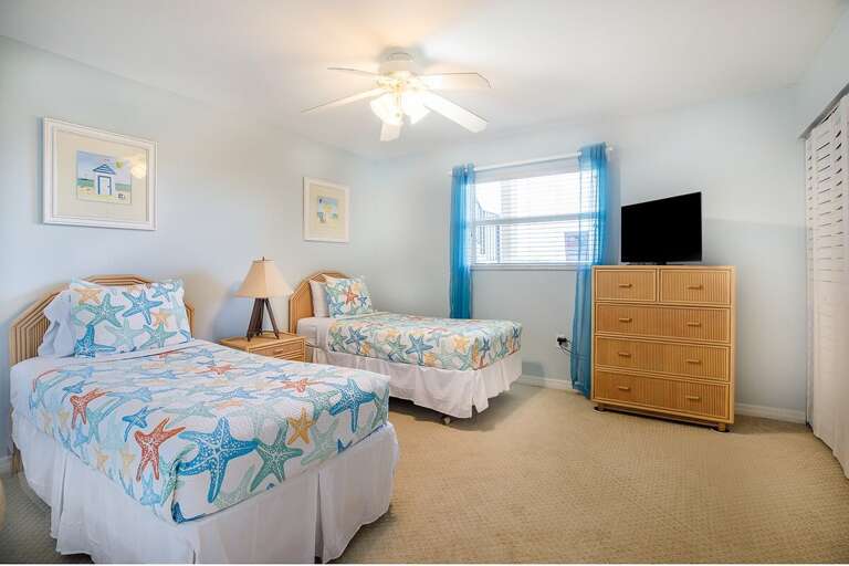 Bedroom 2 with 2 twin beds.