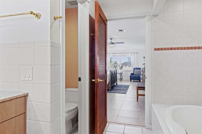 Full bathroom ensuite to the master suite.