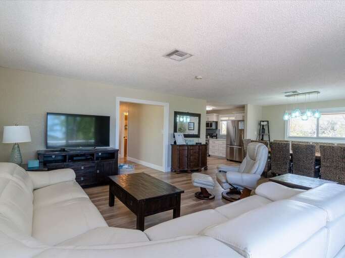 2nd level living room with soft leather reclining sofa