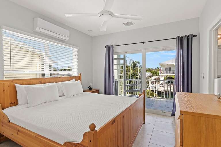 Downstairs master bedroom with King bed & ensuite bathroom.