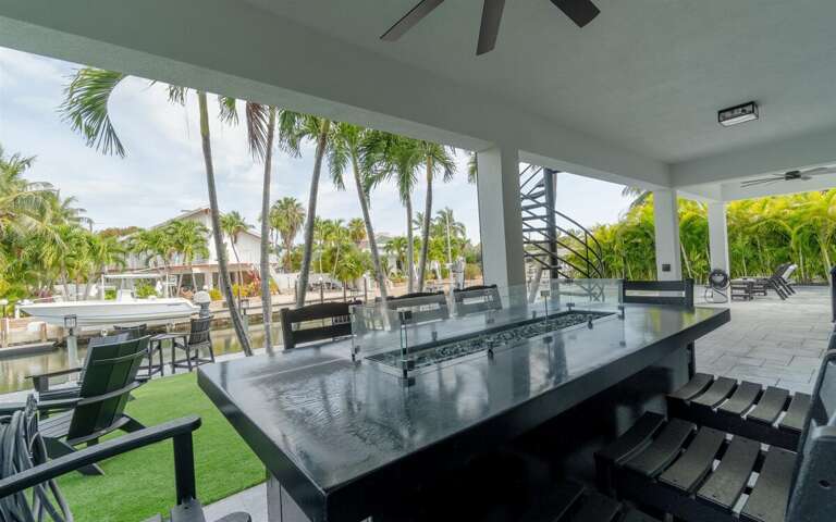 Al fresco elegance. Al fresco elegance.