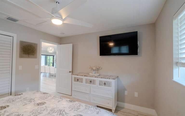 Fit for royalty, bedroom 2 on the 2nd level with a king-sized bed. Fit for royalty, bedroom 2 on the 2nd level with a king-sized bed.