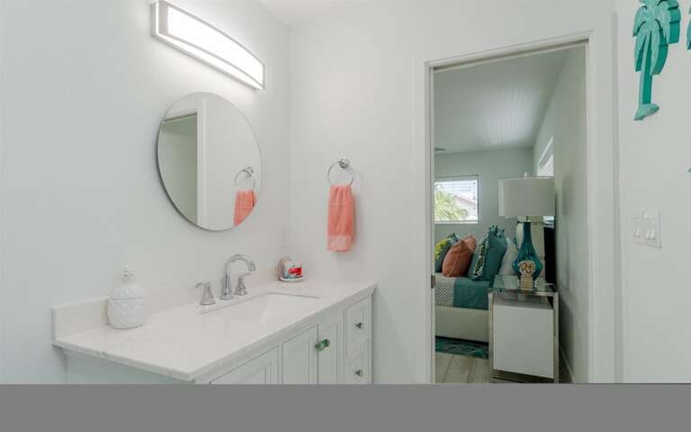 Refresh and rejuvenate in this full bathroom attached to the master suite. Refresh and rejuvenate in this full bathroom attached to the master suite.