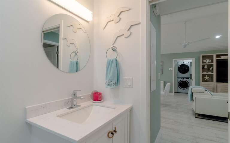 Shared full bathroom -2nd level Shared full bathroom -2nd level