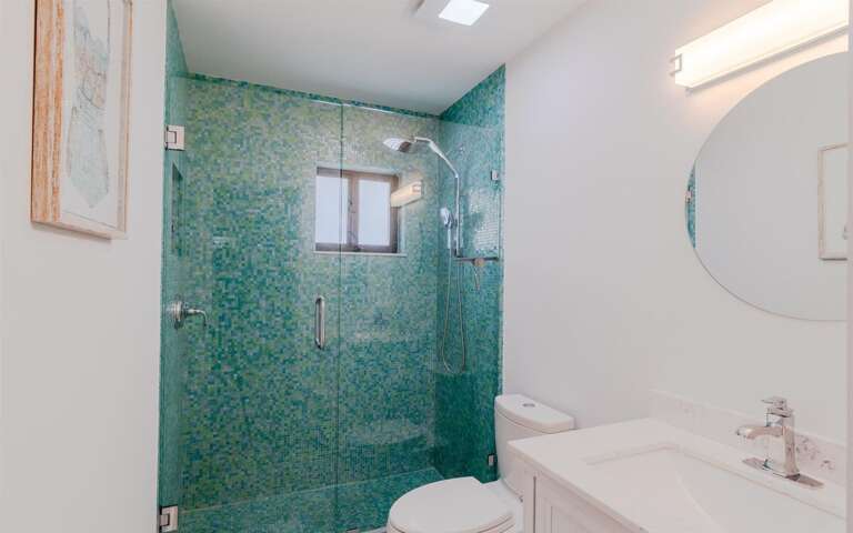 Shared full bathroom -2nd level Shared full bathroom -2nd level
