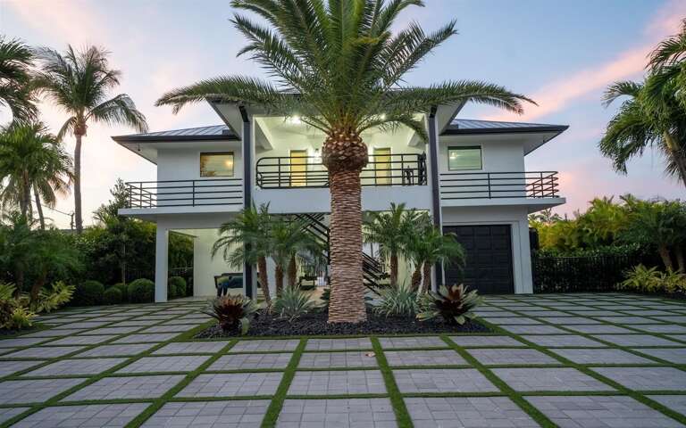 Space for all adventures 5-6: Where parking is plentiful, whether for cars or trailers, fueling journeys both on land and water. Space for all adventures 5-6: Where parking is plentiful, whether for cars or trailers, fueling journeys both on land and water.