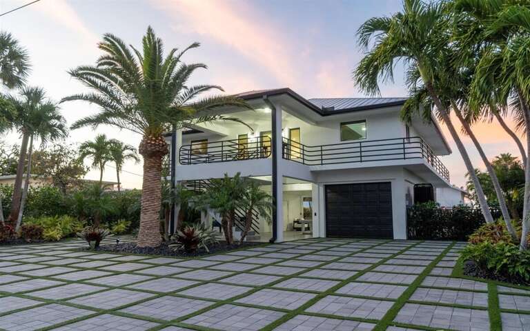 Space for all adventures 5-6: Where parking is plentiful, whether for cars or trailers, fueling journeys both on land and water. Space for all adventures 5-6: Where parking is plentiful, whether for cars or trailers, fueling journeys both on land and water.