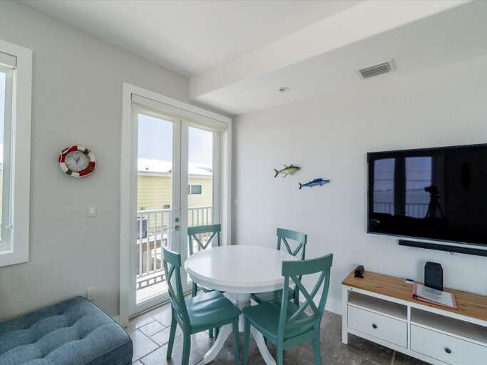 Extra surface/seats by the living area. Extra surface/seats by the living area.