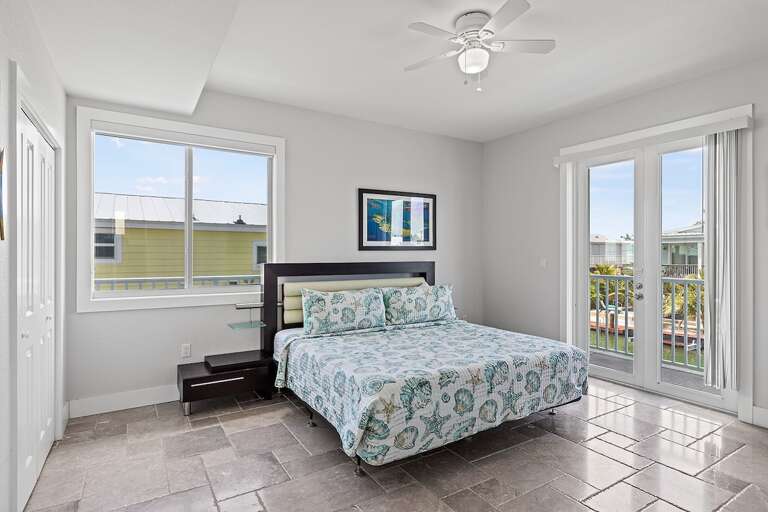 Indulge in comfort and convenience: Relax in this cozy master suite 2 on the 3rd level with a king-sized bed, complete with an en-suite bathroom. Indulge in comfort and convenience: Relax in this cozy master suite 2 on the 3rd level with a king-sized bed, complete with an en-suite bathroom.