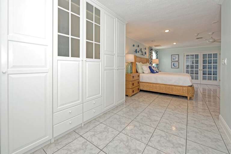 Retreat to luxury in our spacious Master Bedroom on the 2nd level, boasting a King bed and ensuite bathroom for ultimate relaxation and comfort. Retreat to luxury in our spacious Master Bedroom on the 2nd level, boasting a King bed and ensuite bathroom for ultimate relaxation and comfort.