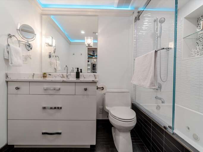 Main office en suite bathroom.