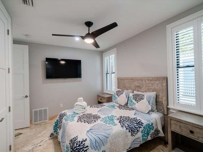 Bedroom 2 on the 1st level with a queen bed. Bedroom 2 on the 1st level with a queen bed.