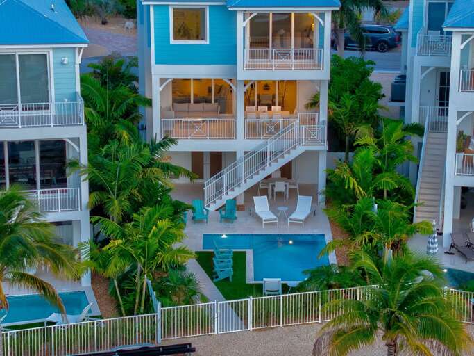 This stunning modern rental in the Florida Keys offers direct Gulf access, ideal for boating enthusiasts and families.