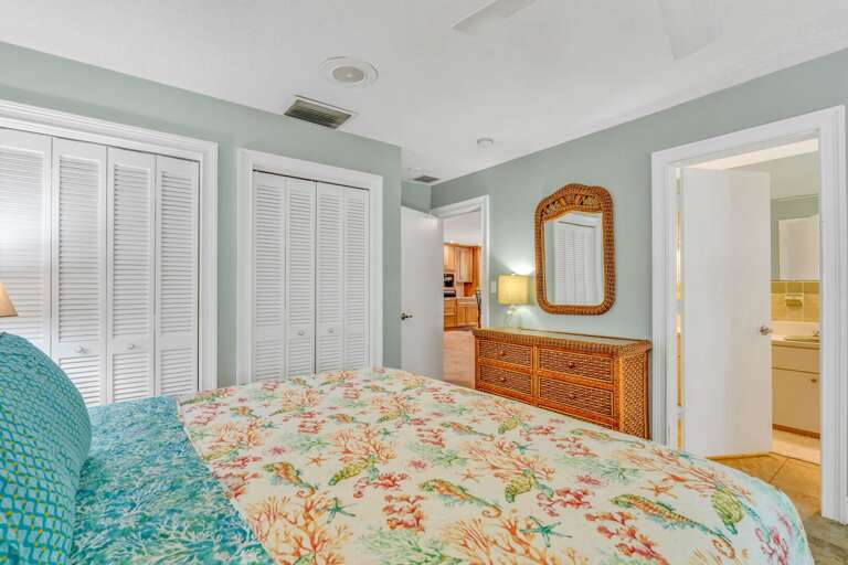 Comfortable second bedroom in Marathon vacation rental with king and full beds, smart TV, ample closet space, and ensuite bath. Comfortable second bedroom in Marathon vacation rental with king and full beds, smart TV, ample closet space, and ensuite bath.