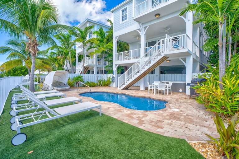 Relax on poolside on loungers or wade on the pool ledges while enjoying the breathtaking waterfront scenery at this Marathon FL rental.