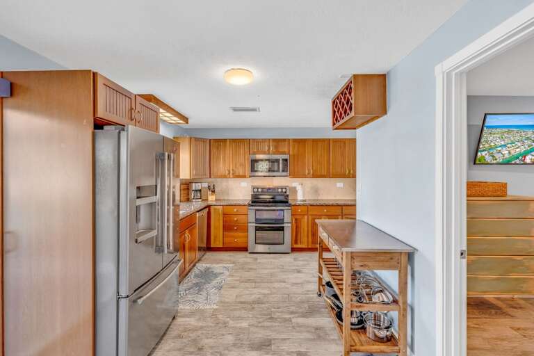 Fully equipped modern kitchen with stainless steel appliances and ocean views in Key Colony Beach Florida Keys. Fully equipped modern kitchen with stainless steel appliances and ocean views in Key Colony Beach Florida Keys.