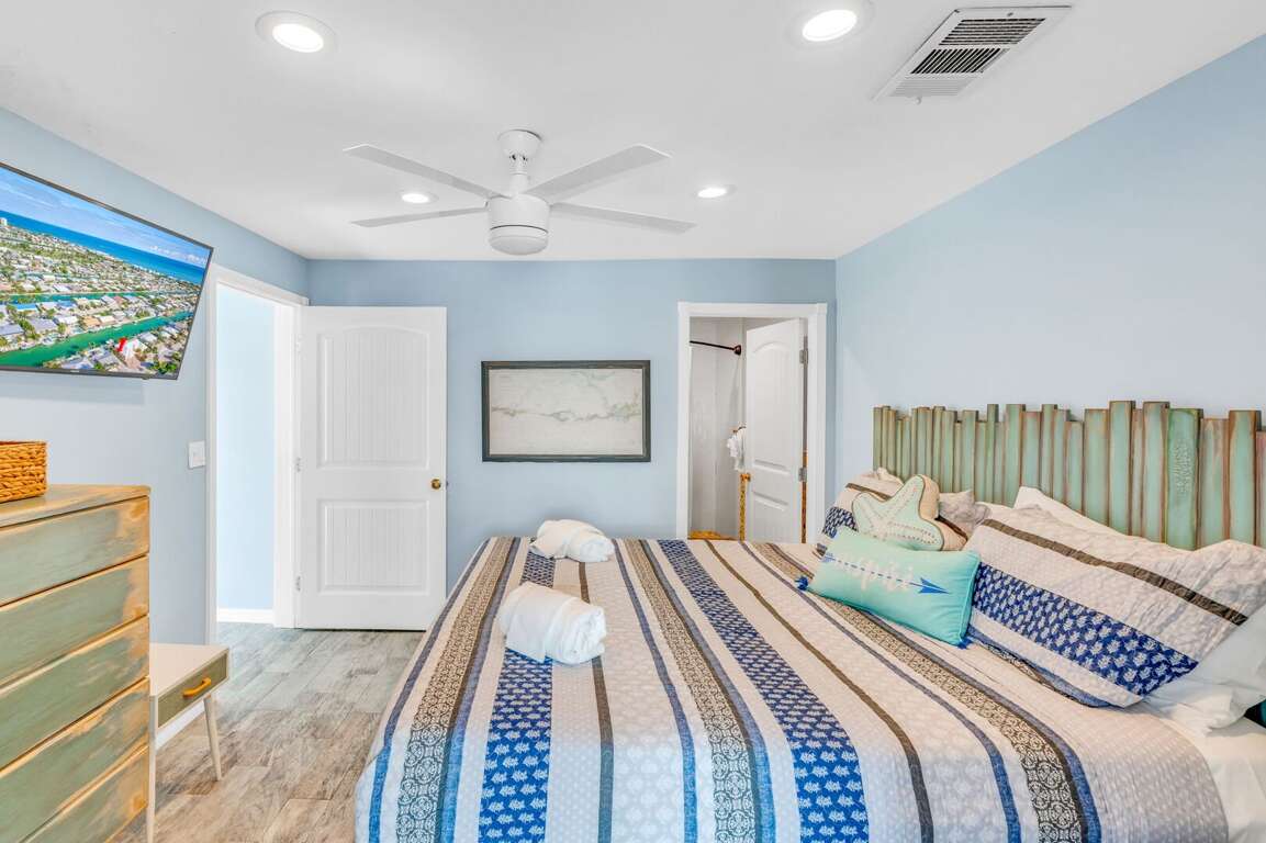 Second master suite with king bed and ensuite bathroom in Key Colony Beach Florida Keys vacation home. Second master suite with king bed and ensuite bathroom in Key Colony Beach Florida Keys vacation home.