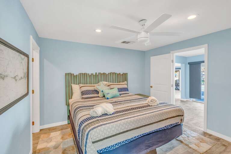 Queen bedroom offering comfortable bedding and relaxing island ambiance in Key Colony Beach FL rental. Queen bedroom offering comfortable bedding and relaxing island ambiance in Key Colony Beach FL rental.
