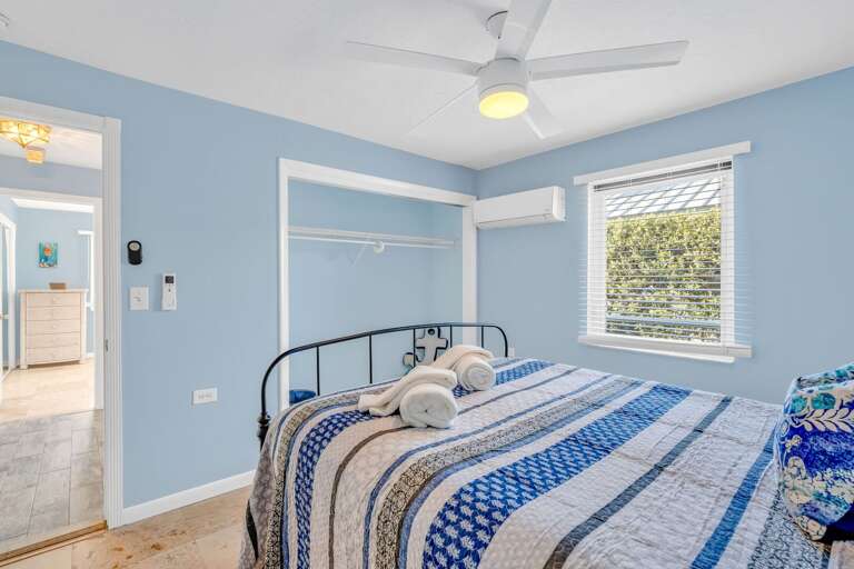 Queen bedroom offering comfortable bedding and relaxing island ambiance in Key Colony Beach FL rental. Queen bedroom offering comfortable bedding and relaxing island ambiance in Key Colony Beach FL rental.