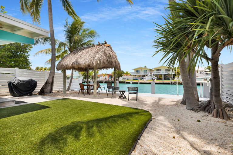 Enjoy 37.5 feet of private dockage and a comfortable outdoor setup, perfect for guests looking to fish, boat, relax, and enjoy Key Colony Beach.
