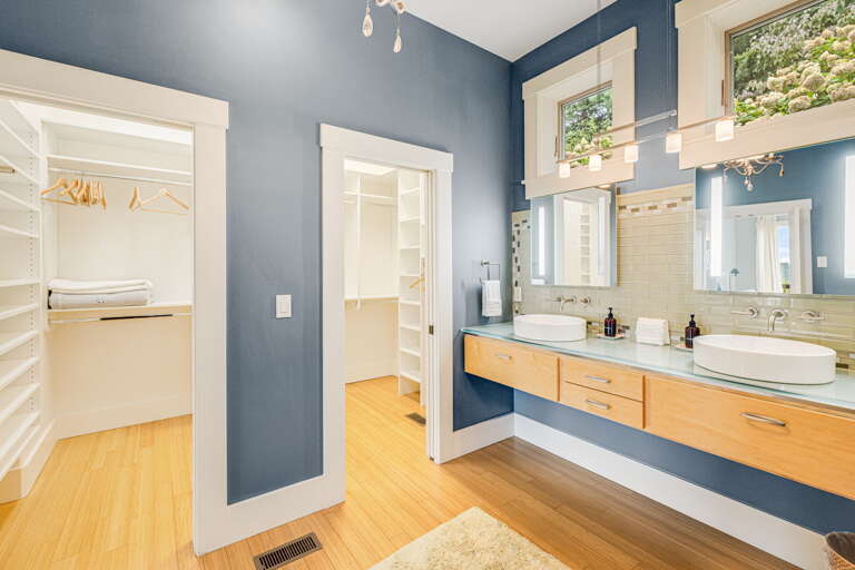 Attached Shower Bath w/ Walk-In Closet