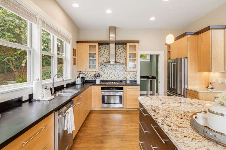 Chef's Kitchen w/ Stainless Steel Appliances & Pantry