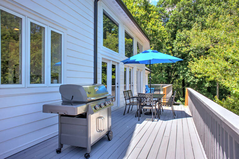 Upper Deck with Gas Grill