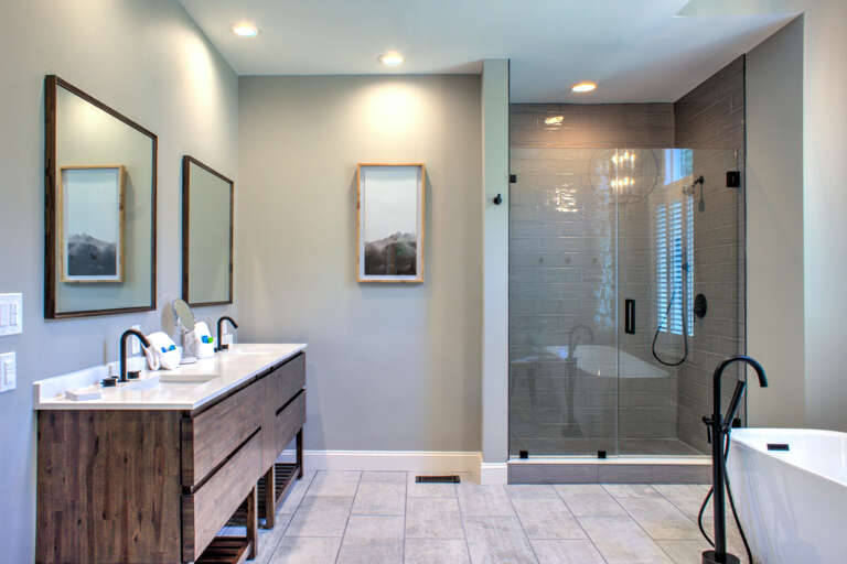 Main Suite/Bedroom One - Attached Shower Bath w/ Soaking Tub Main Suite/Bedroom One - Attached Shower Bath w/ Soaking Tub