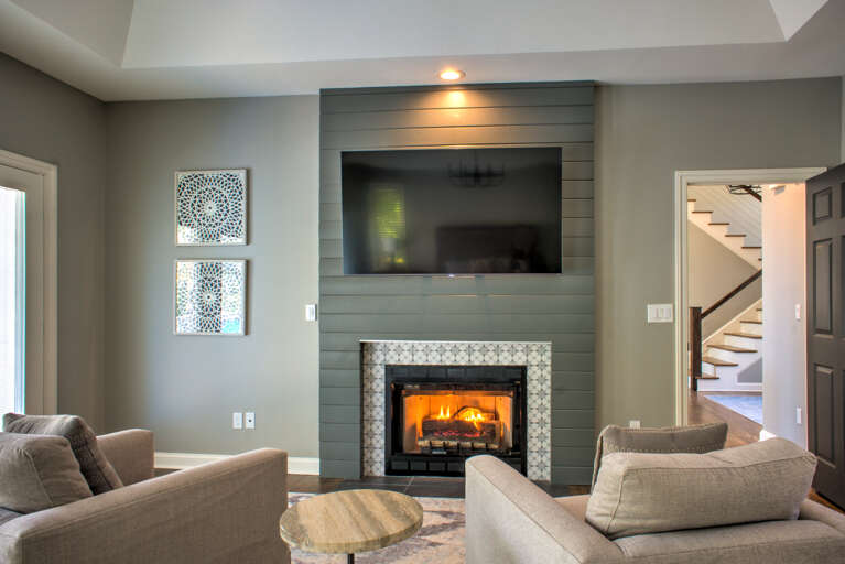 Main Suite/Bedroom One - Living Area w/Fireplace & Smart TV Main Suite/Bedroom One - Living Area w/Fireplace & Smart TV