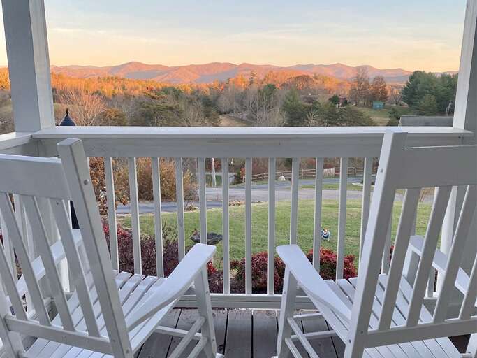 Castlewood Retreat w/Mountain Views