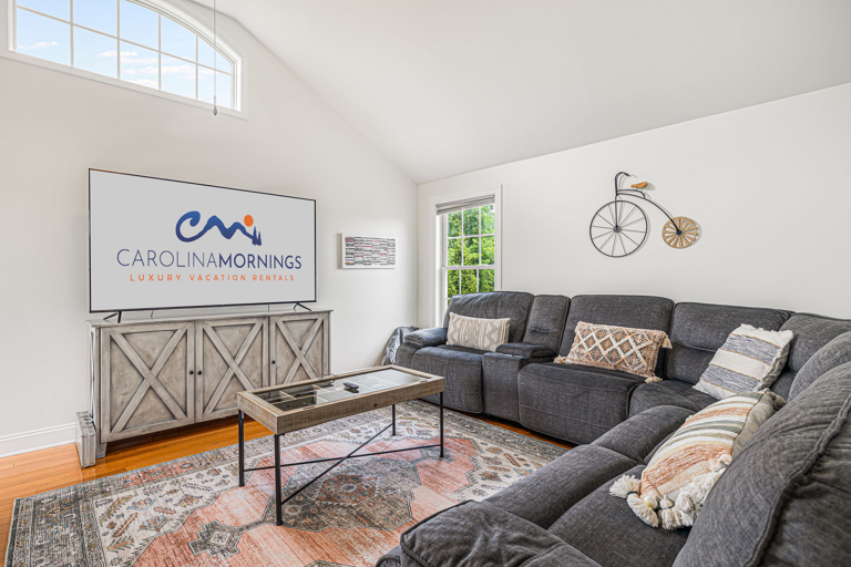 Upper Level - Living Area w/ Smart TV