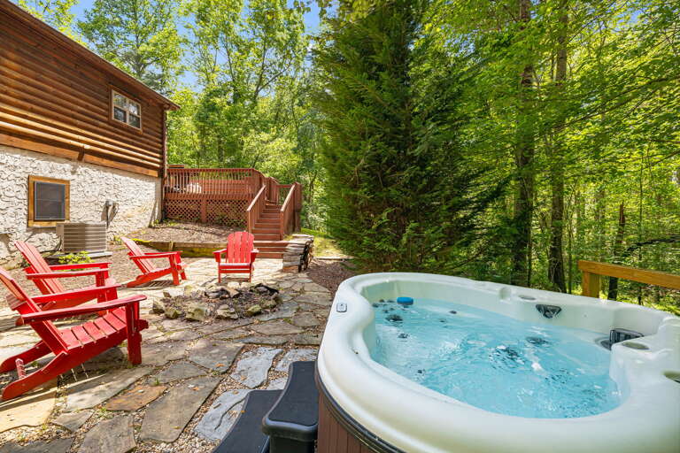 Hot Tub & Fire Pit at Hidden Pond